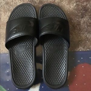 I’m selling Nike slides size 13